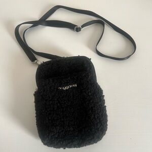 Baggallini Take Two Bryant Crossbody in black sherpa - RFID protection